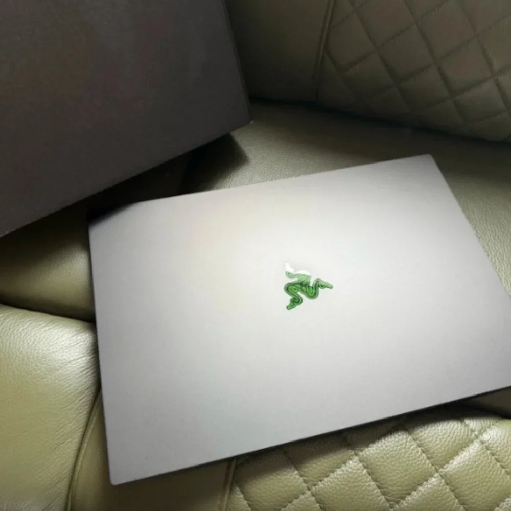 Razer Blade 18 Black Gaming Laptop i9 13950HX RTX 4080 32GB DDR5 240Hz